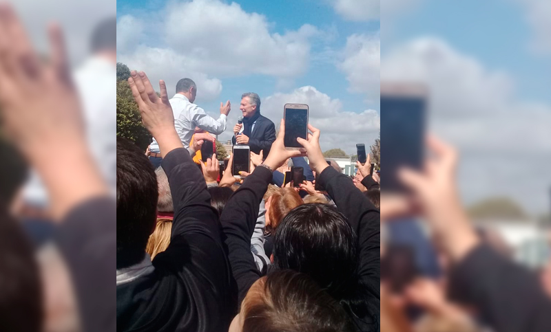 Vecinos se acercaron a reclamar a Macri y fueron demorados e insultados