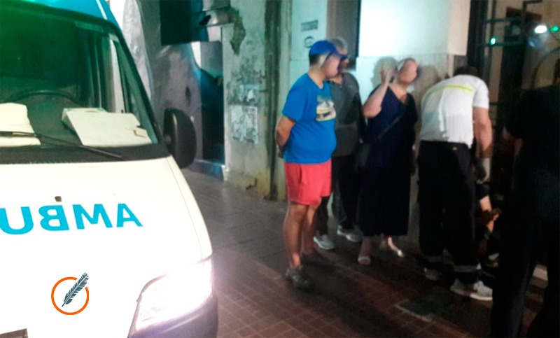 Joven resultó herido por un balde de pegamento arrojado desde un edificio