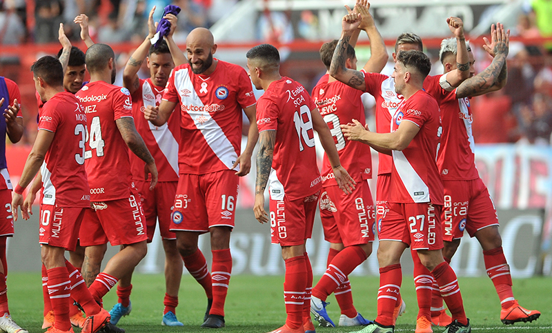 Argentinos Juniors derrotó a la T y quedó solo en la punta