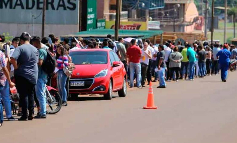 Cola de casi un kilómetro por 15 empleos en una panadería