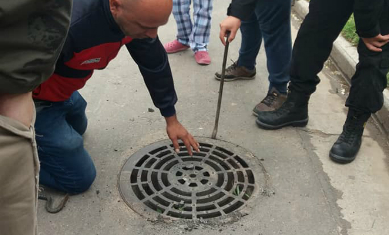 Una gata que estuvo dos semanas atrapada en una alcantarilla fue rescatada por la Policía