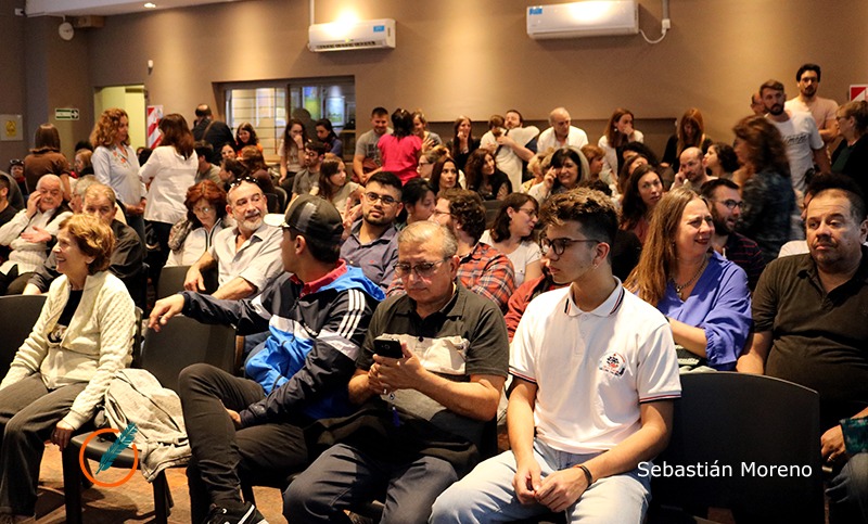 El libro «Un grito de corazón» vio la luz en el Atlas frente a una sala repleta de espectadores