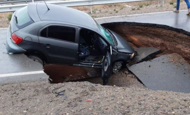 Colapsó el asfalto y un auto cayó en un pozo gigante en Neuquén 