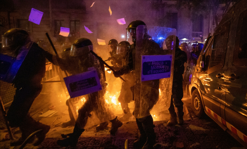 Sigue la tensión en Cataluña: nuevas protestas y agresión ultraderechista