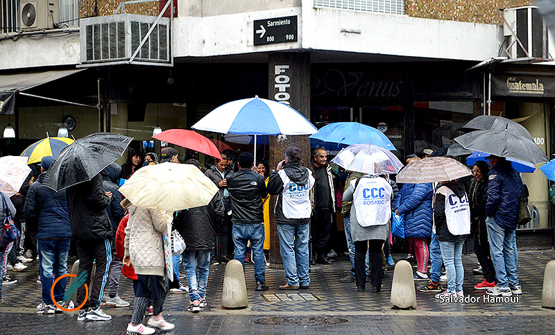 Contra el hambre y bajo la lluvia, organizaciones sociales reclamaron frente al Anses