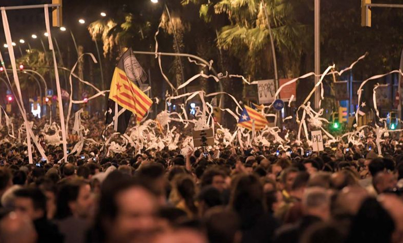El Gobierno catalán propone otro referéndum de autodeterminación y la oposición le exige su renuncia