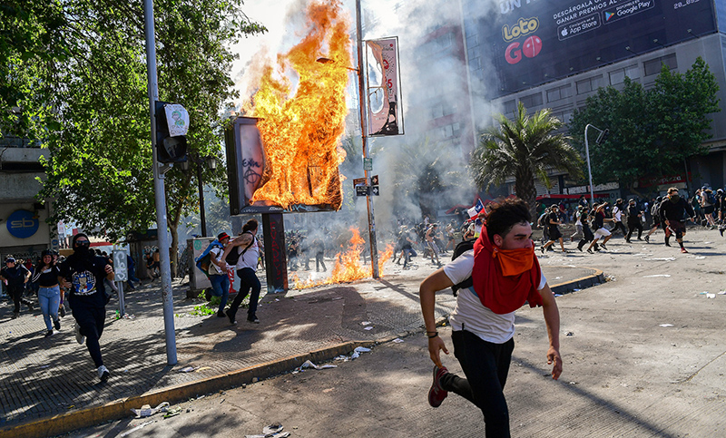 Ascienden a 13 los muertos en Chile durante las masivas protestas en todo el país