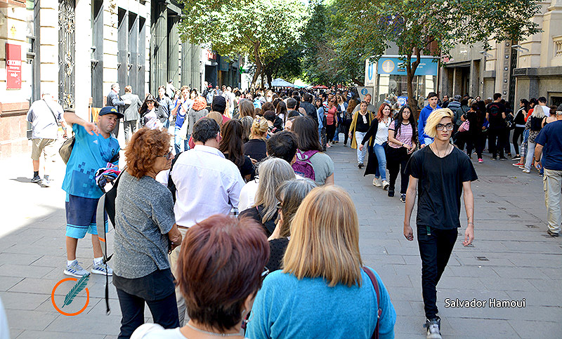 Largas filas en las casas de cambio para comprar dólares
