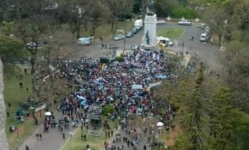 Con poca gente y parlantes, Macri continuó su caravana en Paraná