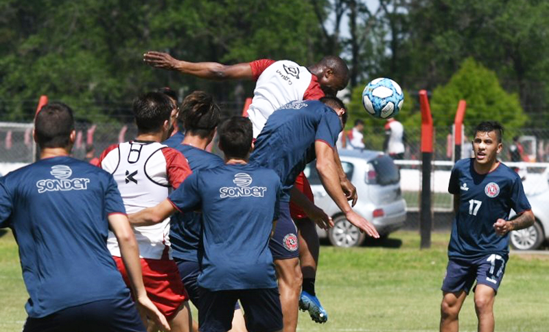 El portugués Leal anotó tres goles en un amistoso ante el Charrúa