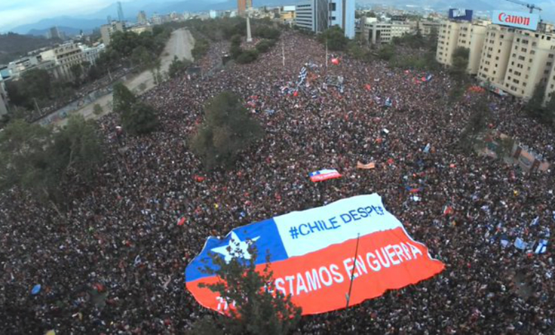 Chile: masiva marcha, disturbios y represión frente al Congreso ante anuncios vanos de Piñera