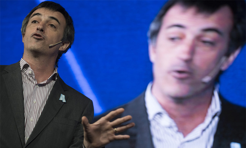 Esteban Bullrich se quejó del «dedito levantado» de Fernández y lo acusó de «soberbio»
