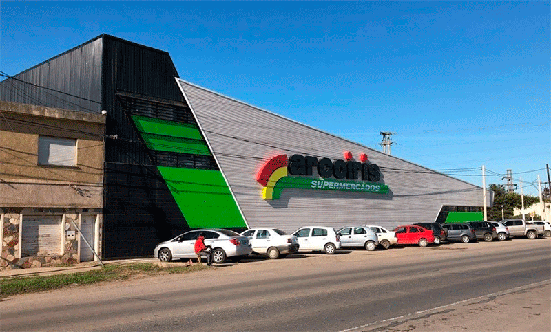Ingresaron armados y asaltaron al supermercado Arco Iris