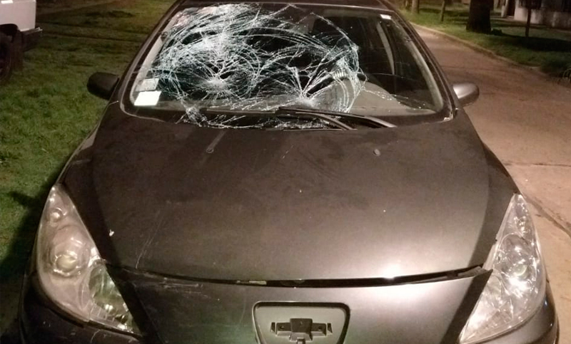 Un policía resultó gravemente herido al ser embestido por un auto durante un control