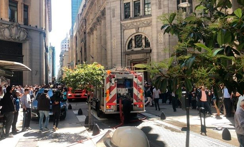 Evacúan la sede central del Banco Nación por un principio de incendio