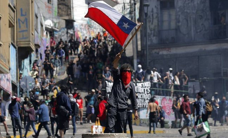Continúan las masivas protestas en Chile, mientras se multiplican las denuncias por abusos policiales