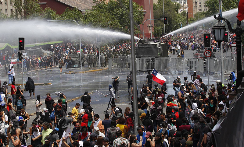 Chile: 18 muertos, más de 2.400 personas detenidas, 376 heridas y denuncias de torturas y abuso sexual