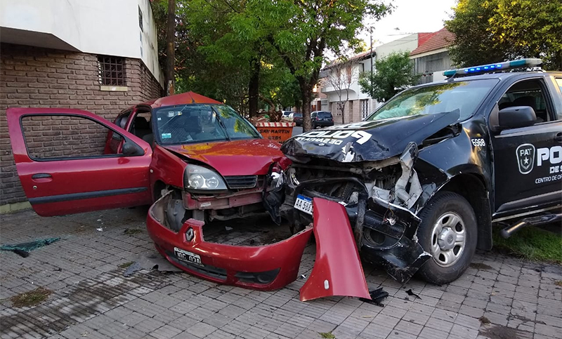 Móvil policial chocó contra un auto: dos mujeres heridas