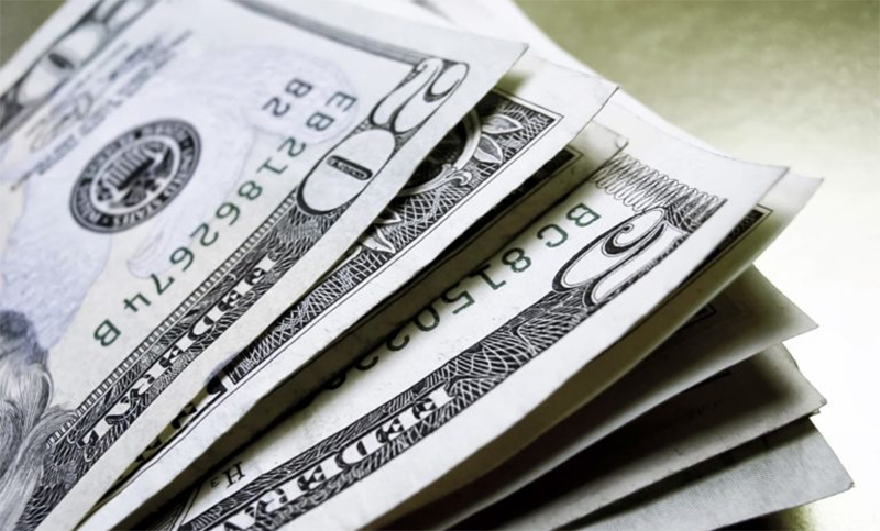 El dólar sube 1 peso en el Banco Nación y saltaba a $71 en otras entidades