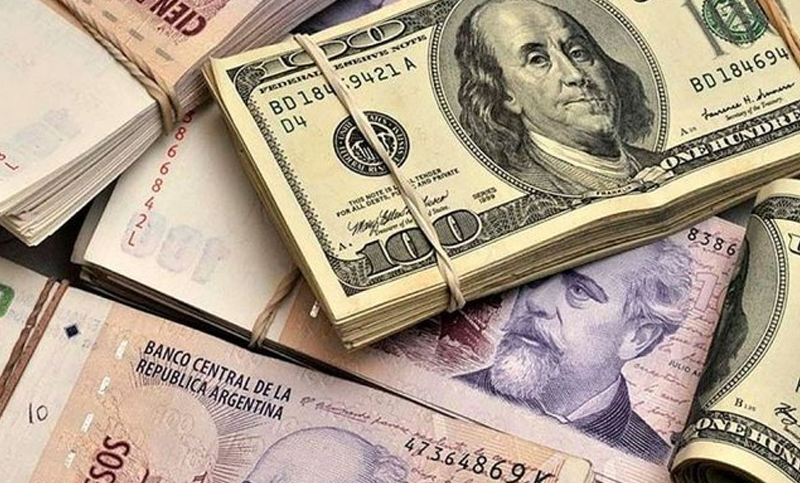 El dólar acumuló en octubre un alza del 5,7% y cerró a $63,22