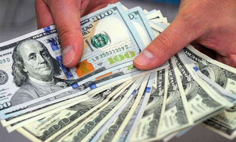 Sube el dólar en los bancos y cae fuerte el Merval