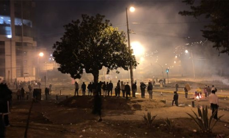 Represión policial deja varios heridos entre manifestantes en Quito