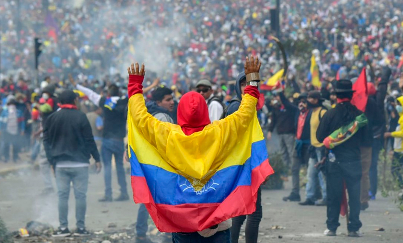 El gobierno de Ecuador decretó toque de queda y militarización en Quito