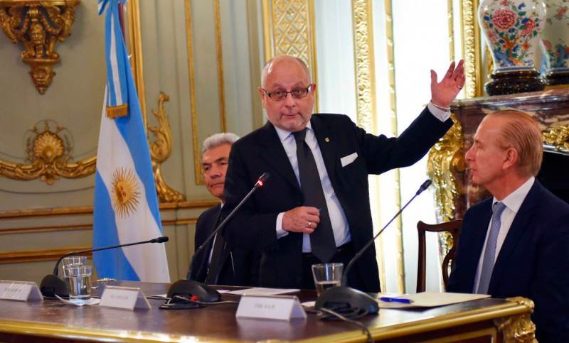 Faurie sobre los incidentes frente al consulado chileno: «Hay gente organizada para desestabilizar los procesos políticos»