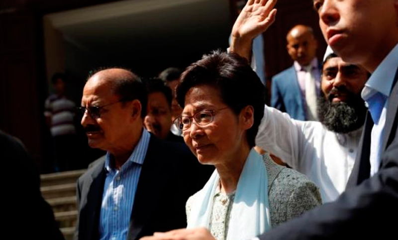Gobernadora de Hong Kong se disculpa ante la comunidad islámica por rociar una mezquita