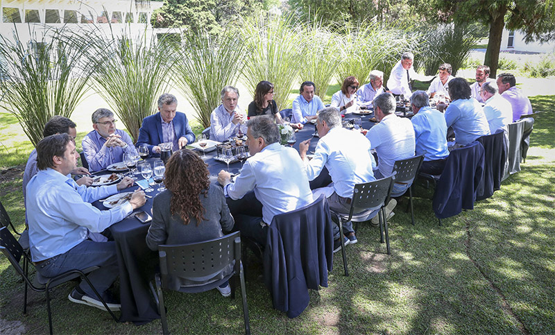Sin agenda oficial, Macri siguió la agitada jornada del viernes con un asado en Olivos
