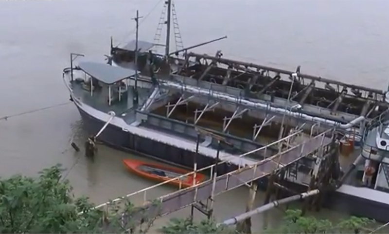 Alertan por “malas condiciones” de muelles para subir a barcos areneros
