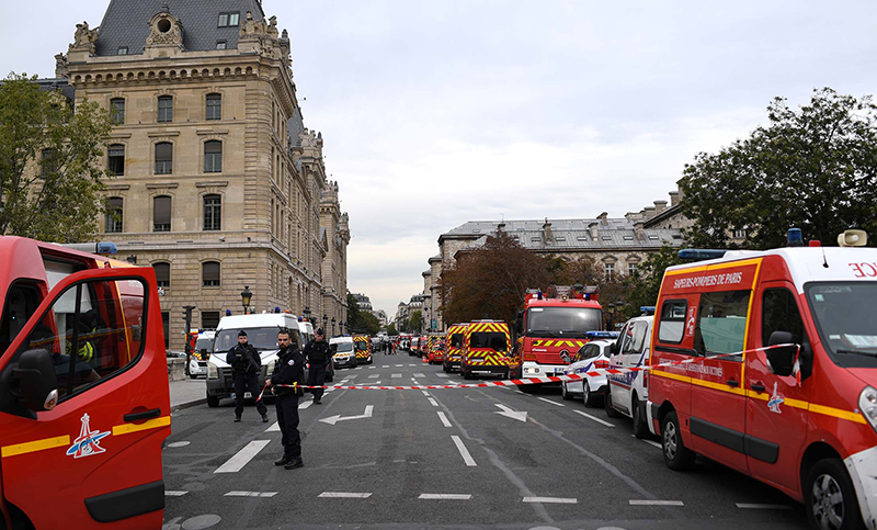 Un hombre mata a cuatro policías en un ataque con un cuchillo en París