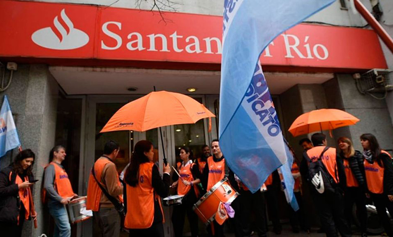 La Bancaria apunta al banco Santander Río por presionar a empleados a aceptar retiros voluntarios