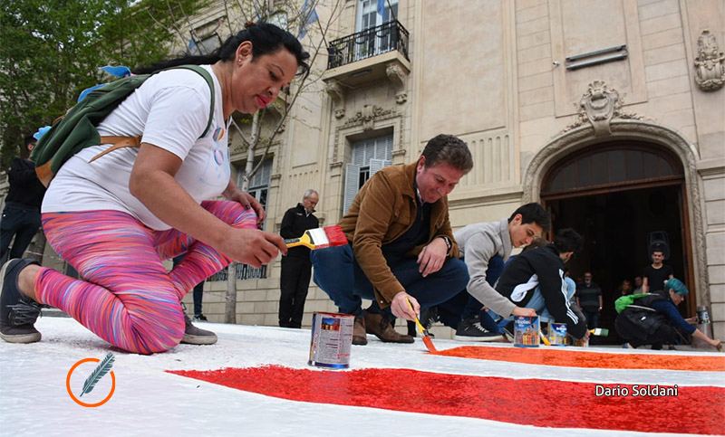 Se repintó la senda peatonal de la diversidad frente al Concejo