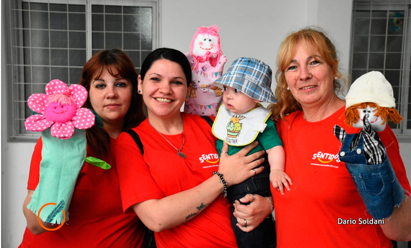 La Asociación Sentidos festejó el Día de la Sonrisa con títeres en el Vilela