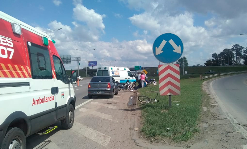 Un ciclista chocó contra una motocicleta y está grave