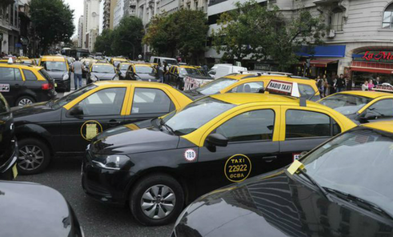 Los taxistas volvieron a protestar este martes contra Uber y Cabify con asambleas públicas