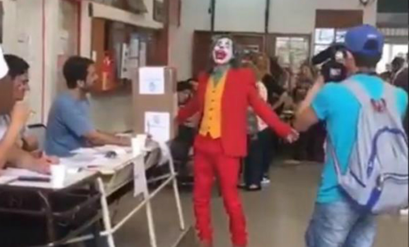 El Guasón votó con una sonrisa, el «Papa» y Dylan: las curiosidades de esta votación