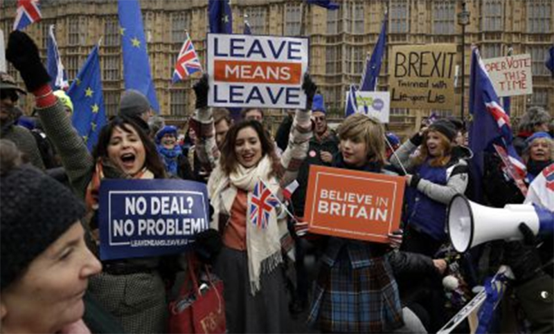 Londres analiza una prórroga de su salida de la UE y miles de escoceses reclaman independencia
