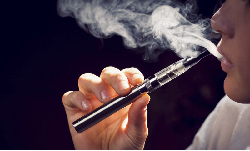 Prohíben venta de vapeadores y tabacos a menores y vedan la exhibición en negocios