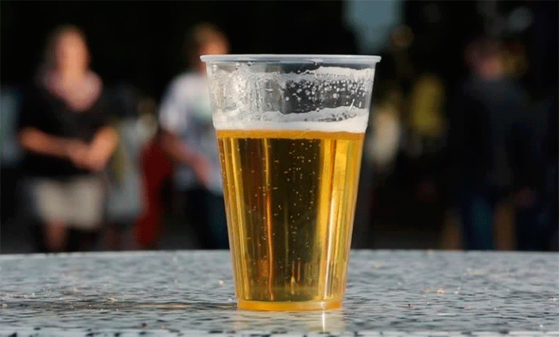 Buscan reemplazar los vasos plásticos en Colectividades y en esta edición habrá una prueba piloto