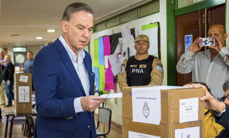 Pichetto votó y destacó como «extraordinario» el proceso electoral encarado por Macri