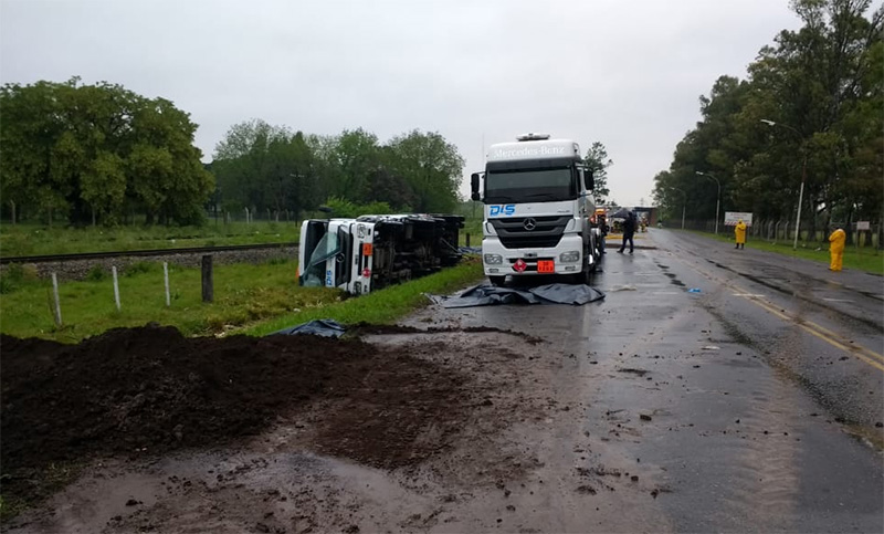 Volcó un camión cisterna en Pérez y el tránsito está cortado