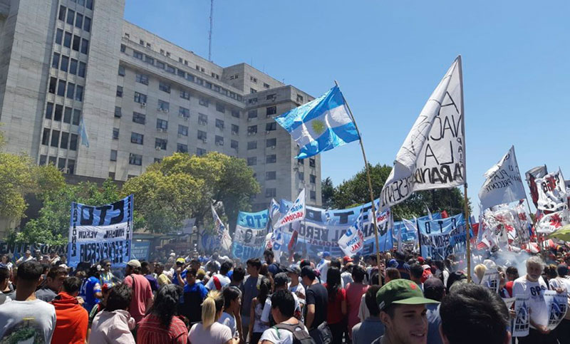 Agrupaciones políticas reclamaron en Comodoro Py la liberación de los «presos políticos»