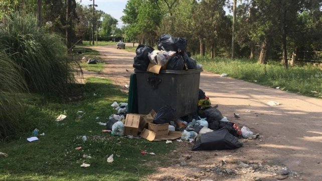 Paro de Municipales y reclamo de vecinos por basura acumulada en Funes