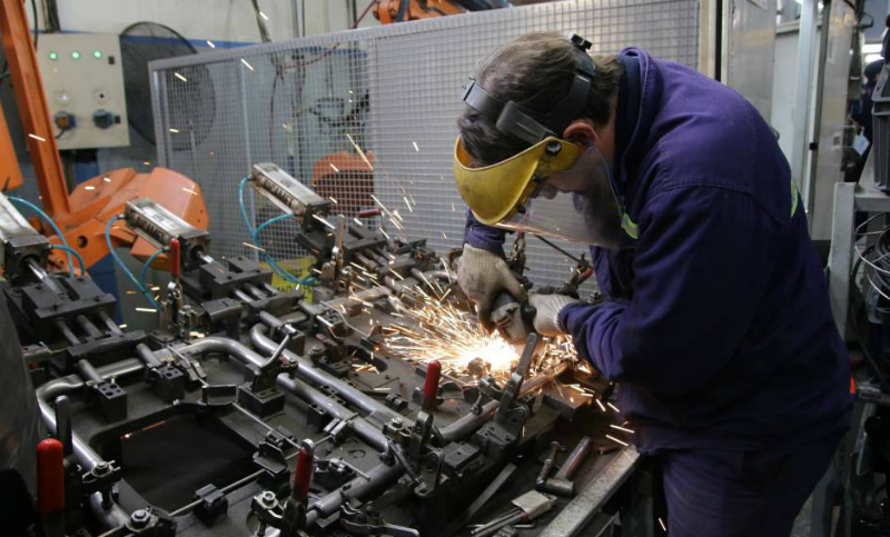 La industria perdió 56.000 puestos de trabajo de forma interanual en agosto