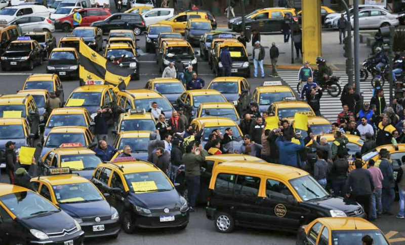 Taxistas volvieron a protestar contra las aplicaciones Uber y Cabify