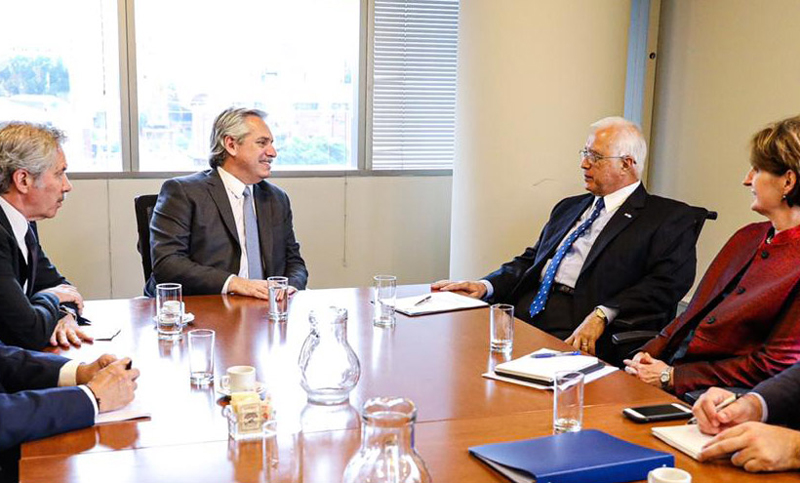 Fernández se reunió con el embajador de Estados Unidos y reiteró su deseo de una relación de «respeto»