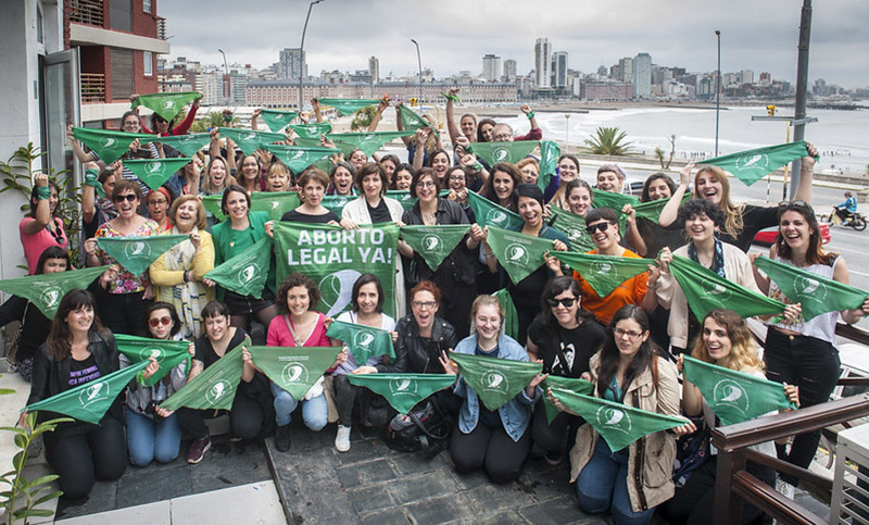Con un Pañuelazo y la proyección de «Que sea Ley», Mar del Plata reclamó aborto legal