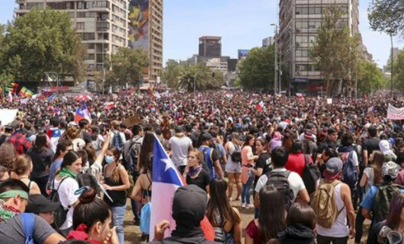 Nueva multitudinaria manifestación en Santiago